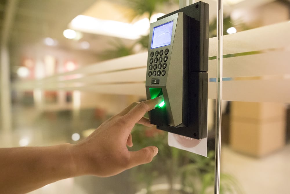Sistema de control de acceso en puerta principal